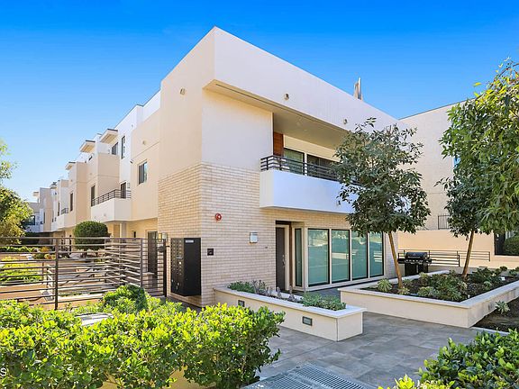 2nd image of 2428 E Del Mar Blvd Unit 204