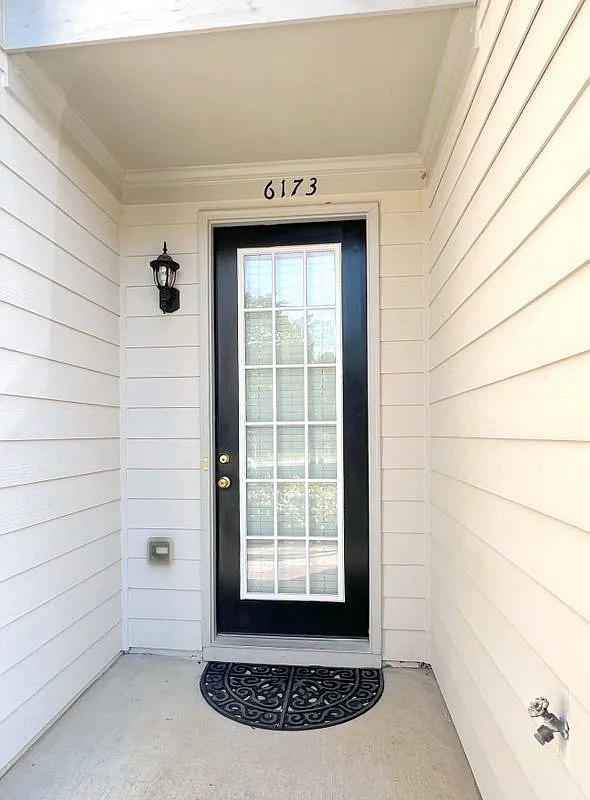 3 bed, 3.0 bath, 2014 sqft, $2,250 — Photo 2