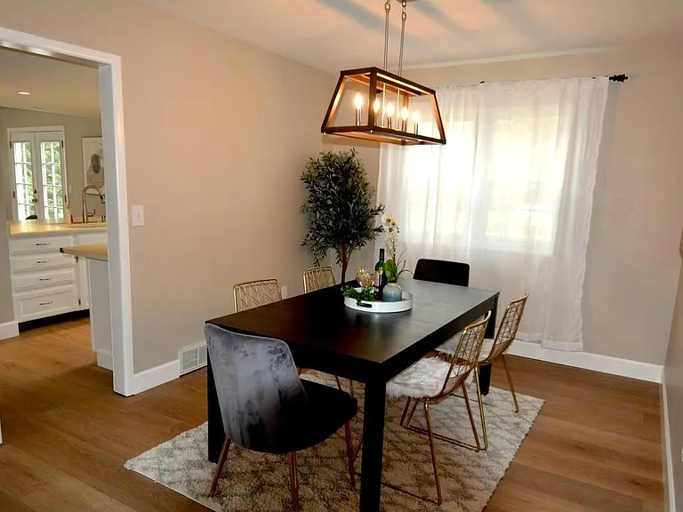 990 Sparta Dr — Photo 8