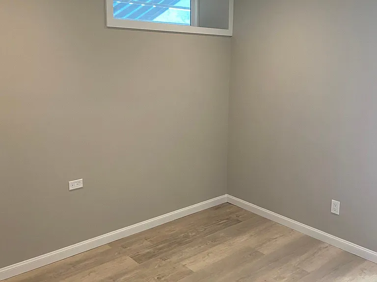Large bedroom with Walk In Closet