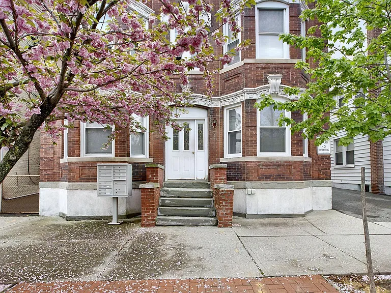 80 Pine St #2 — Photo 3