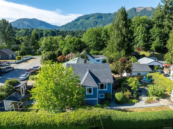 37 Cowichan Ave E, Lake Cowichan, BC V0R 2G0
