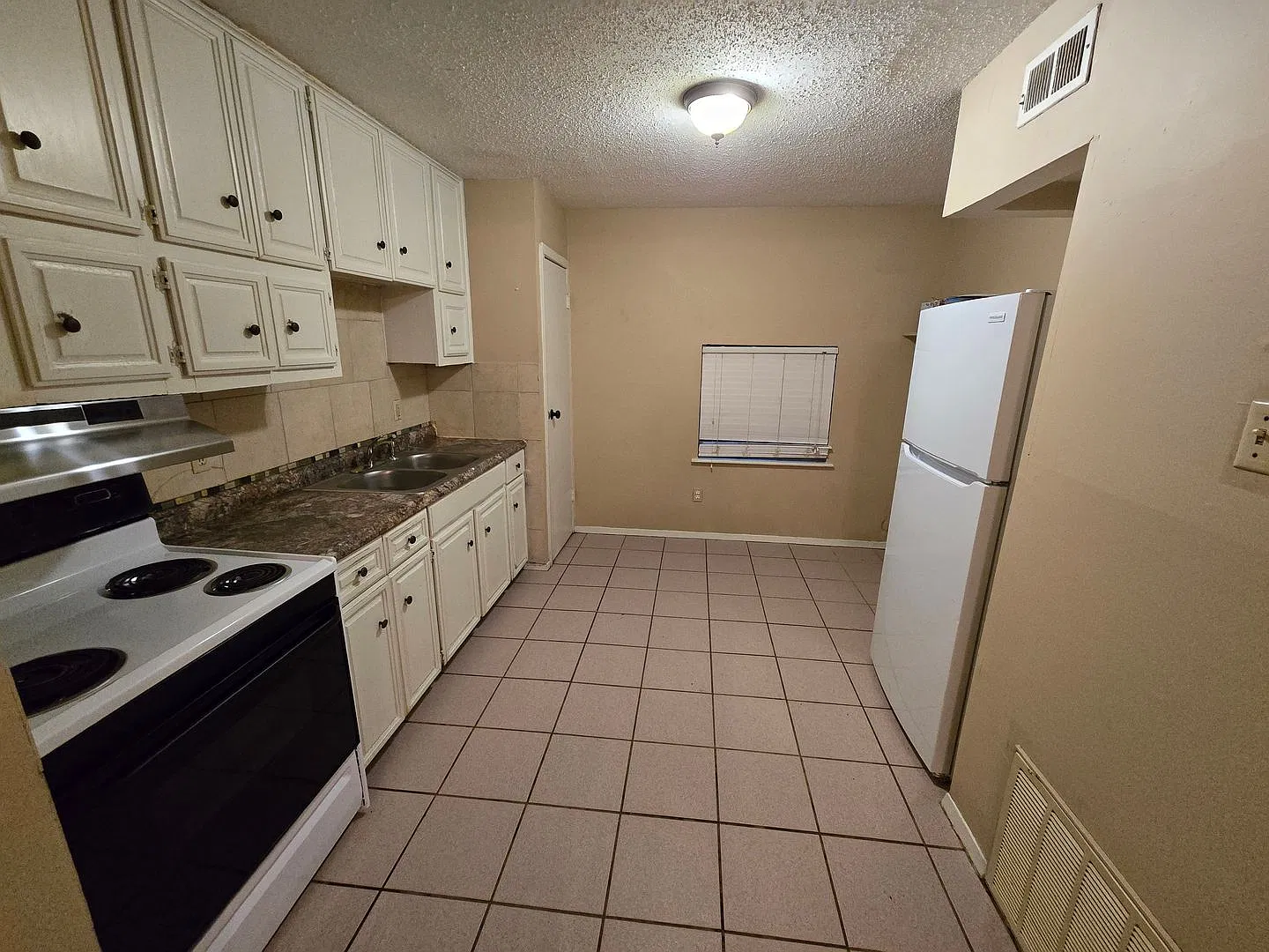 Bryan - 2 bedroom - 1 Bath - Back Patio area with fence. — Photo 4