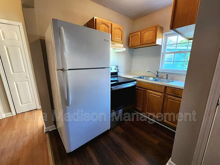 620 W Anderson Ln — Photo 5