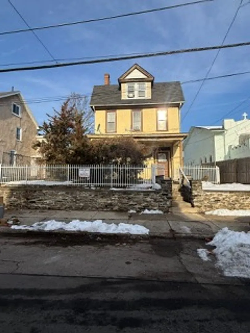 321 E Price St — Photo 1