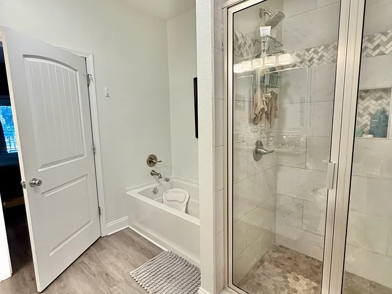 411B Redwood Ave — Photo 9