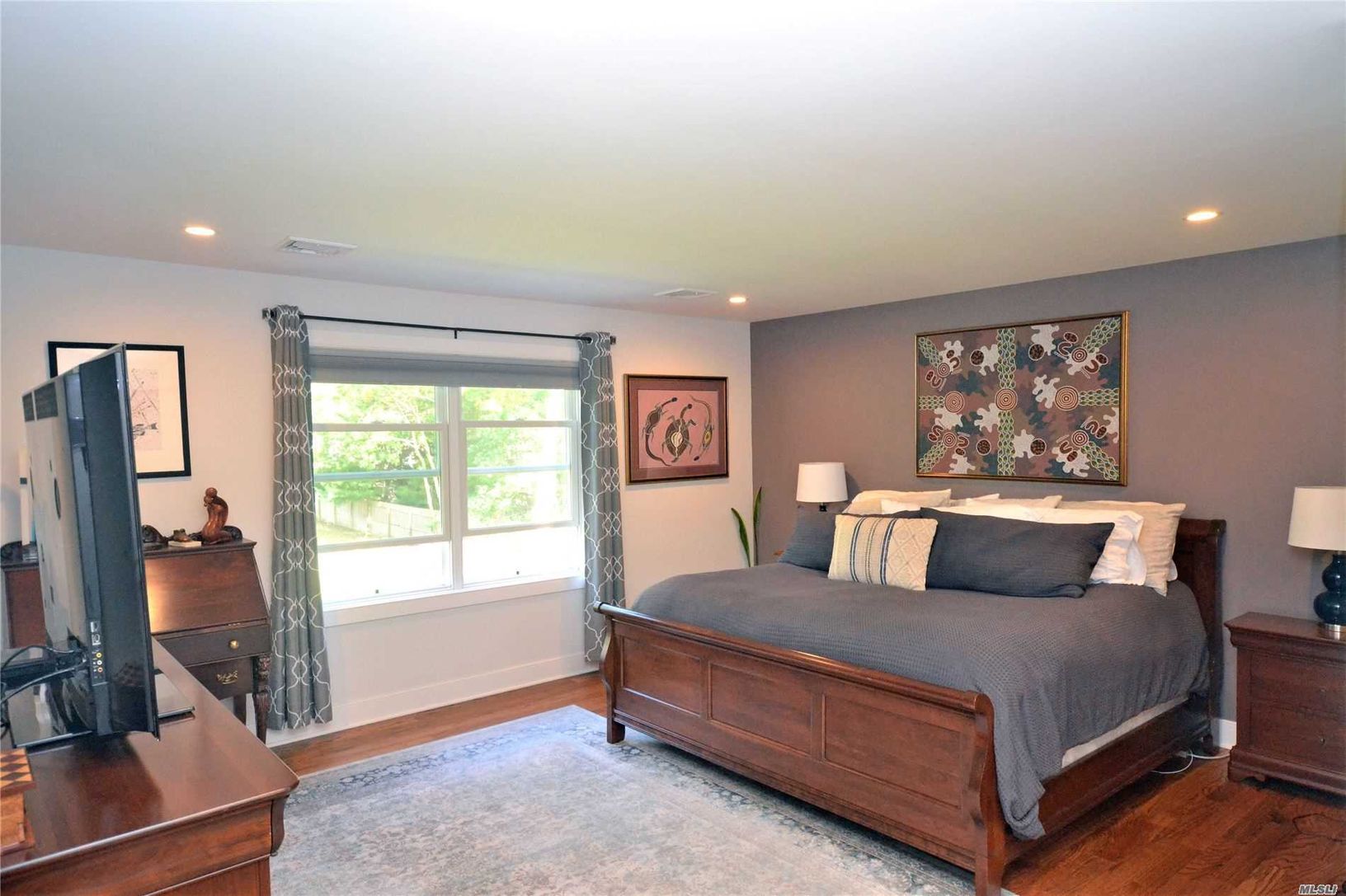  Oversized Master En Suite with Walk in Closets