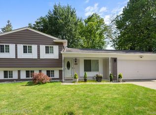 2426 Kettle Dr, Troy, MI 48083