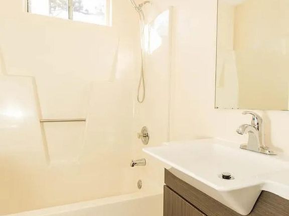 5th image of 4022 Maine Ave NW