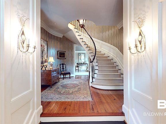 3rd image of 130 Eaton Sq
