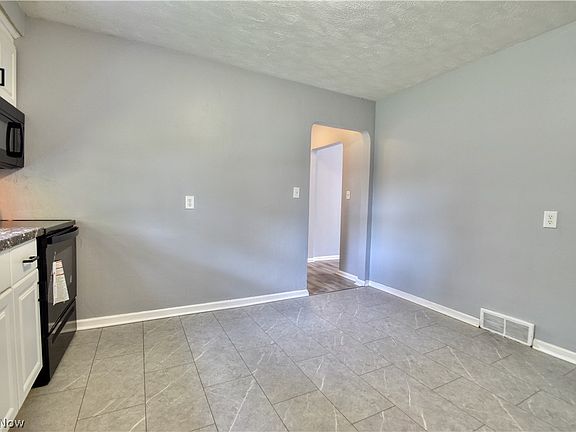 5th image of 33134 Willowick Dr
