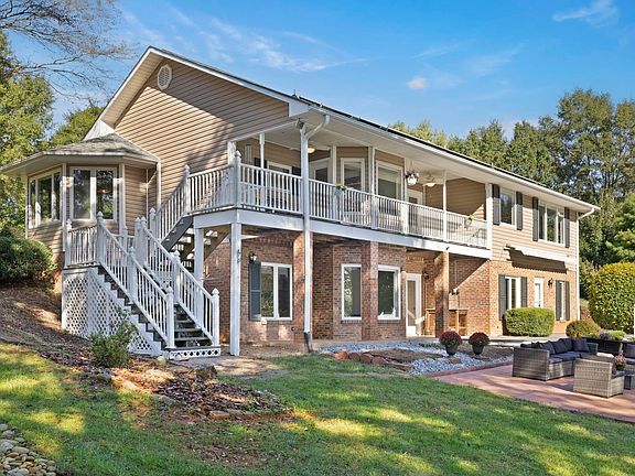 3rd image of 576 Thorn Cove Dr