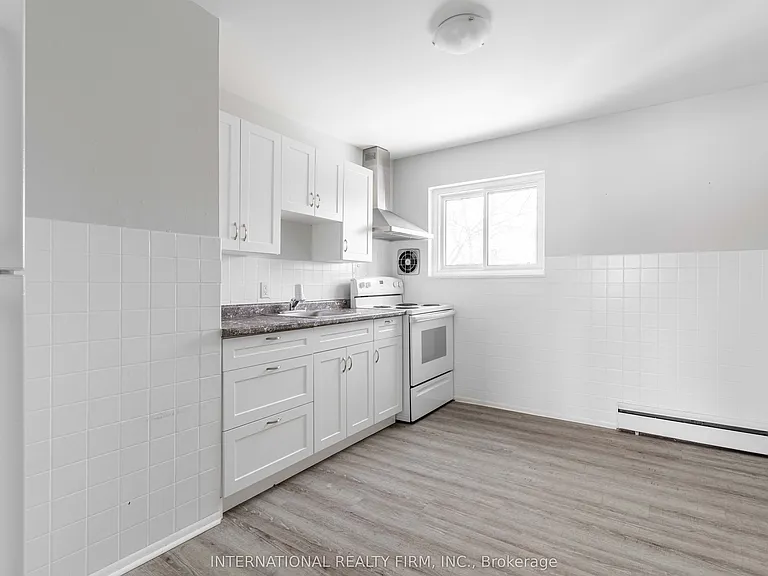75 King Edward Ave — Photo 2