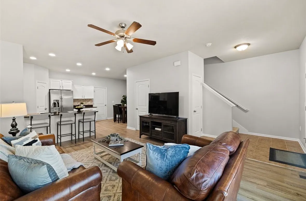 Building Photo - 9165 Greenspire Dr #104