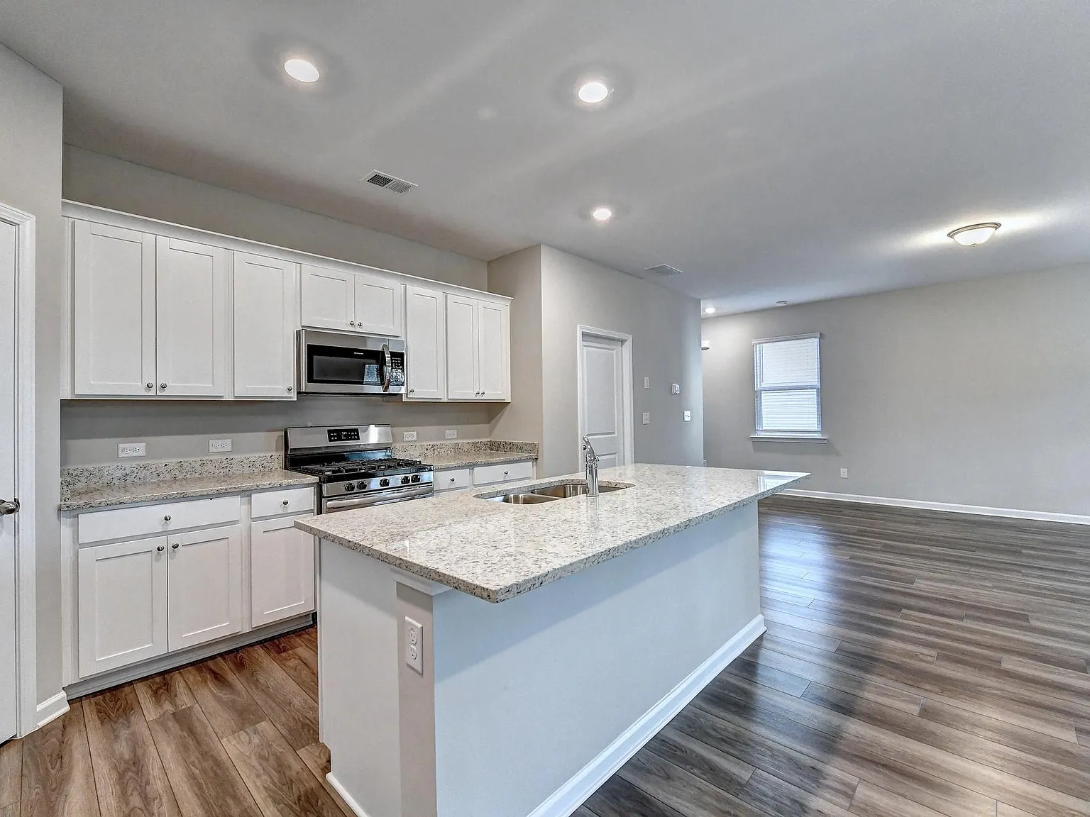 4 bed, 2.5 bath, 1998 sqft, $2,200 — Photo 4