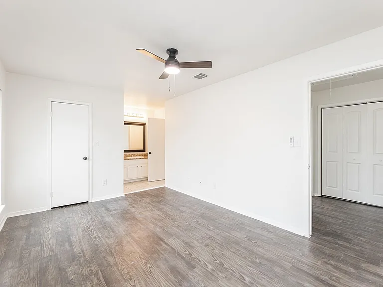 1902 Avenue B — Photo 18