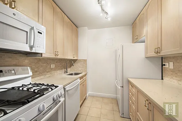 Rented by Halstead Real Estate | media 10