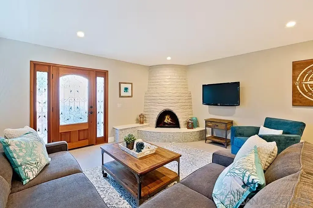 2 bed, 2.0 bath, 1010 sqft, $8,900 — Photo 3
