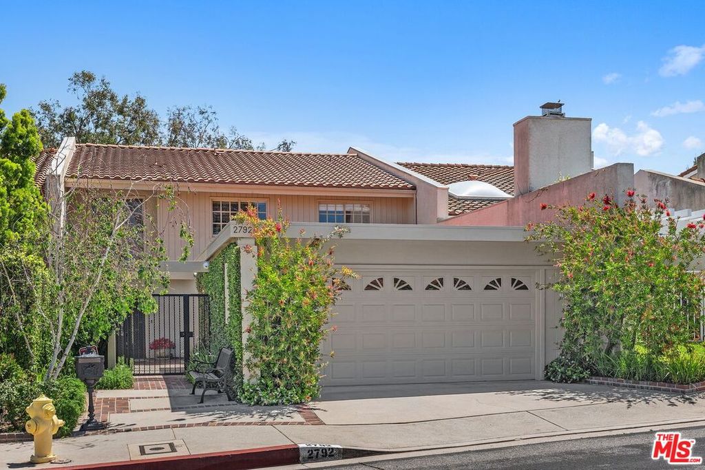2792 Bottlebrush Dr, Los Angeles, CA