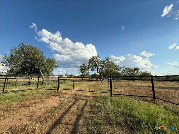 421 Zion Hill Rd, Seguin, TX 78155