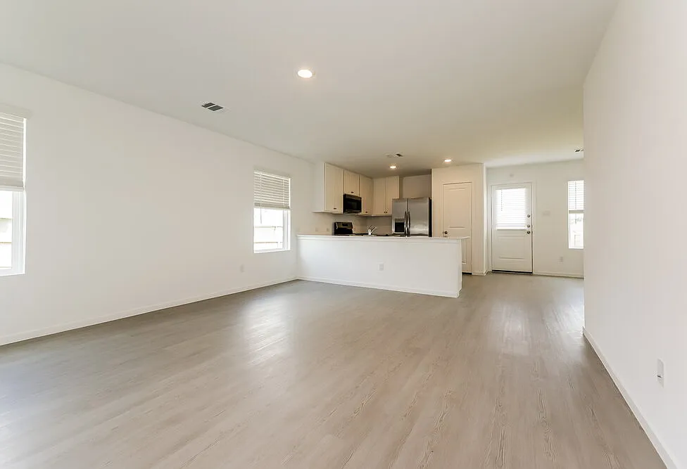 3 bed, 2.0 bath, 2014 sqft, $1,665 — Photo 3