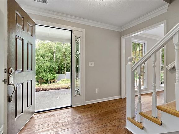 4th image of 4390 Kings Way NE