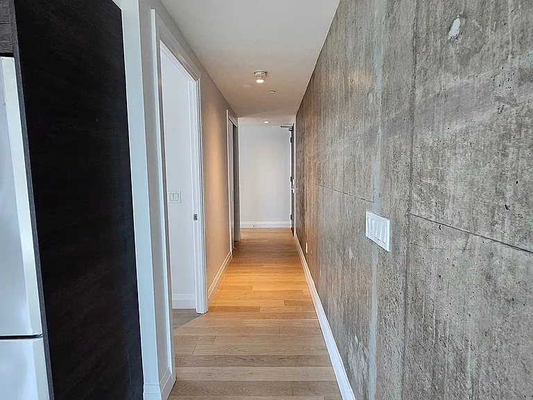 224 King St W #1207 — Photo 11