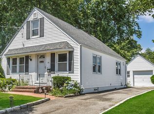 31 Lagoon Blvd, Massapequa, NY 11758