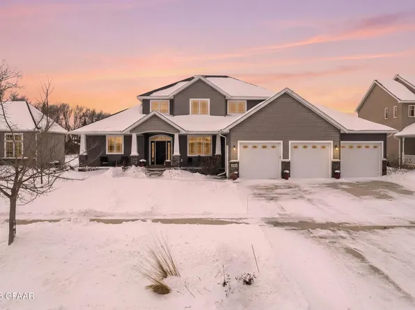 5518 Charlie Ray Dr, Grand Forks, ND 58201