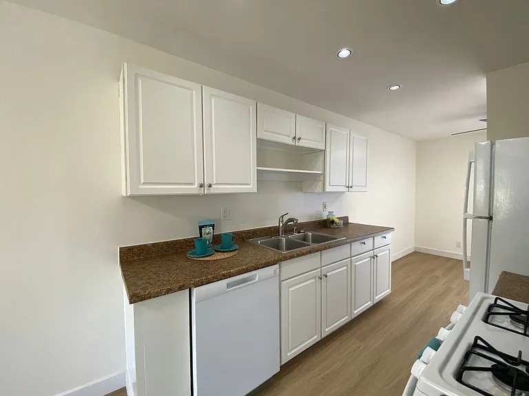 Breakwater Townhomes — Photo 11