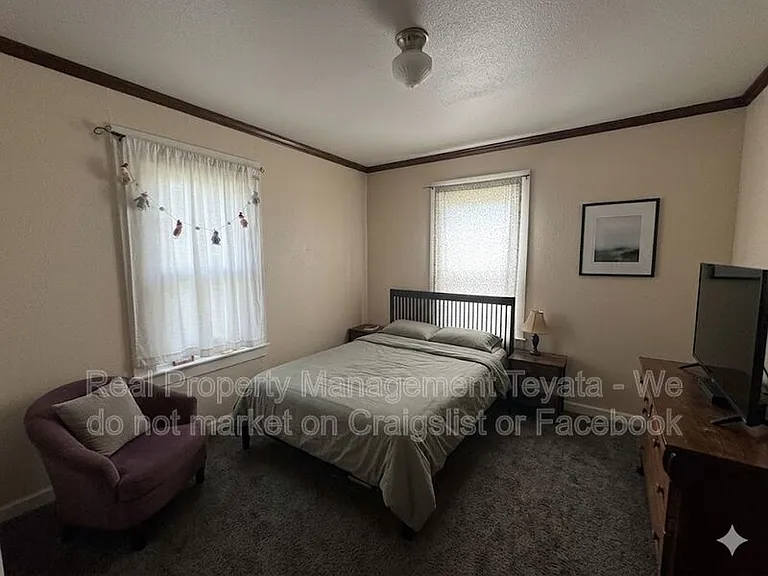 1405 Halleck St — Photo 6