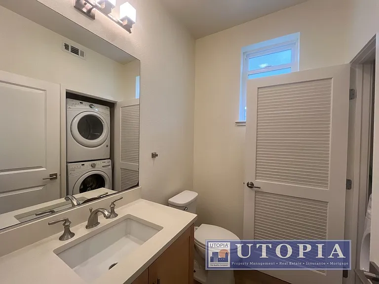 Beautiful and Spacious 3-bedroom, 3.5-bathroom Townhouse Located in the heart of Seabright. — Photo 10