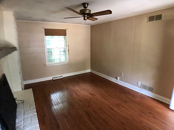 3rd image of 1038 Mountain Top Dr