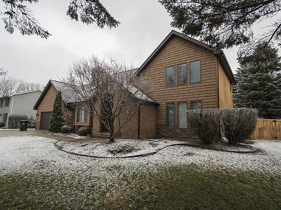 This home was built in 1988 on a generously sized city lot (104x135) in the Dow High, Jefferson Middle and Siebert Elementary School Districts. The exterior has been professionally landscaped from front to back. 