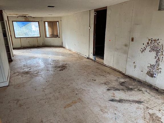4th image of 13827 Lake Blvd