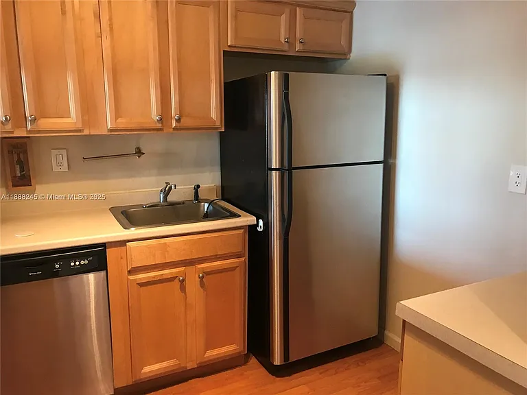 1000 Parkview Dr #627 — Photo 2