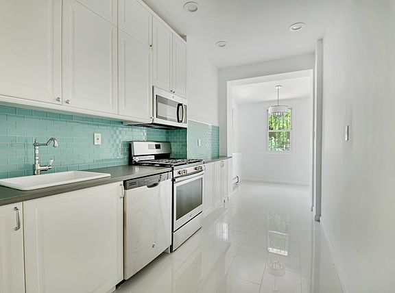 4th image of 330 Cornelia St #2A