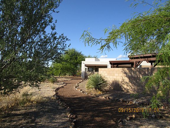 4th image of 220 E Yvon Dr