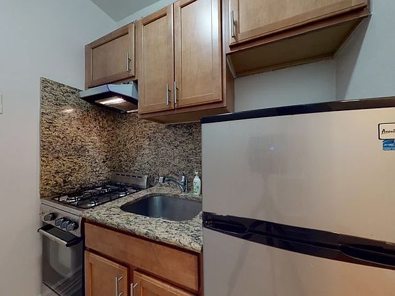5th image of 338 E 70th St #5F