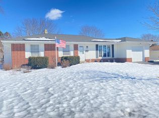 W185N8992 Saint James Dr, Menomonee Falls, WI 53051