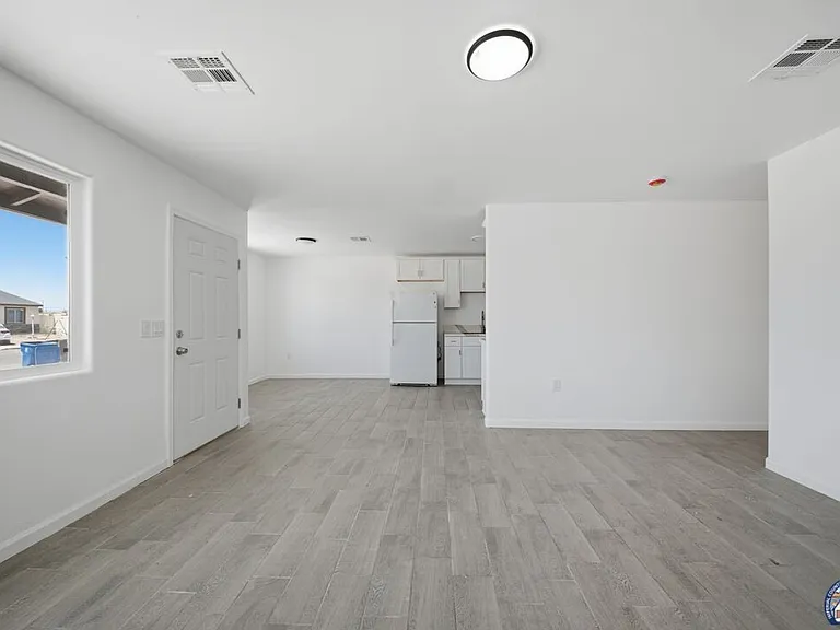 1077 Wozencraft St — Photo 10