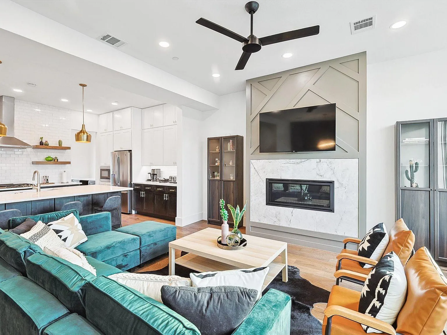 3 bed, 3.5 bath, 2358 sqft, $8,000 — Photo 3