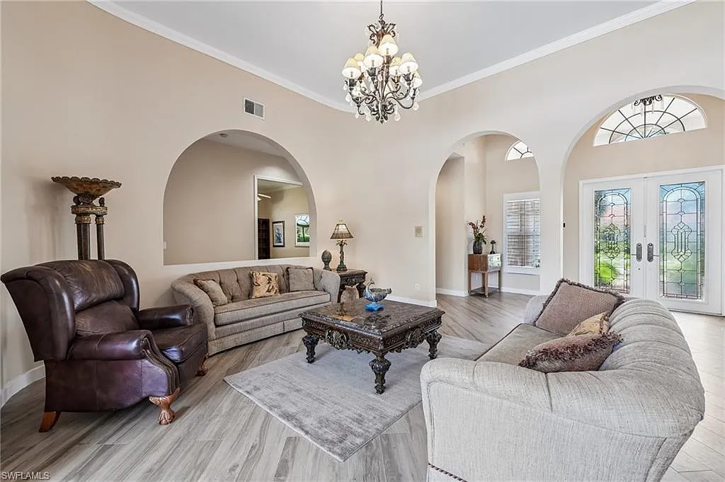 4 bed, 2.5 bath, 3930 sqft, $12,000 — Photo 4