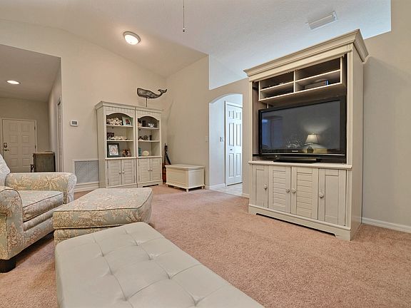 4th image of 1011 E 13th Sq
