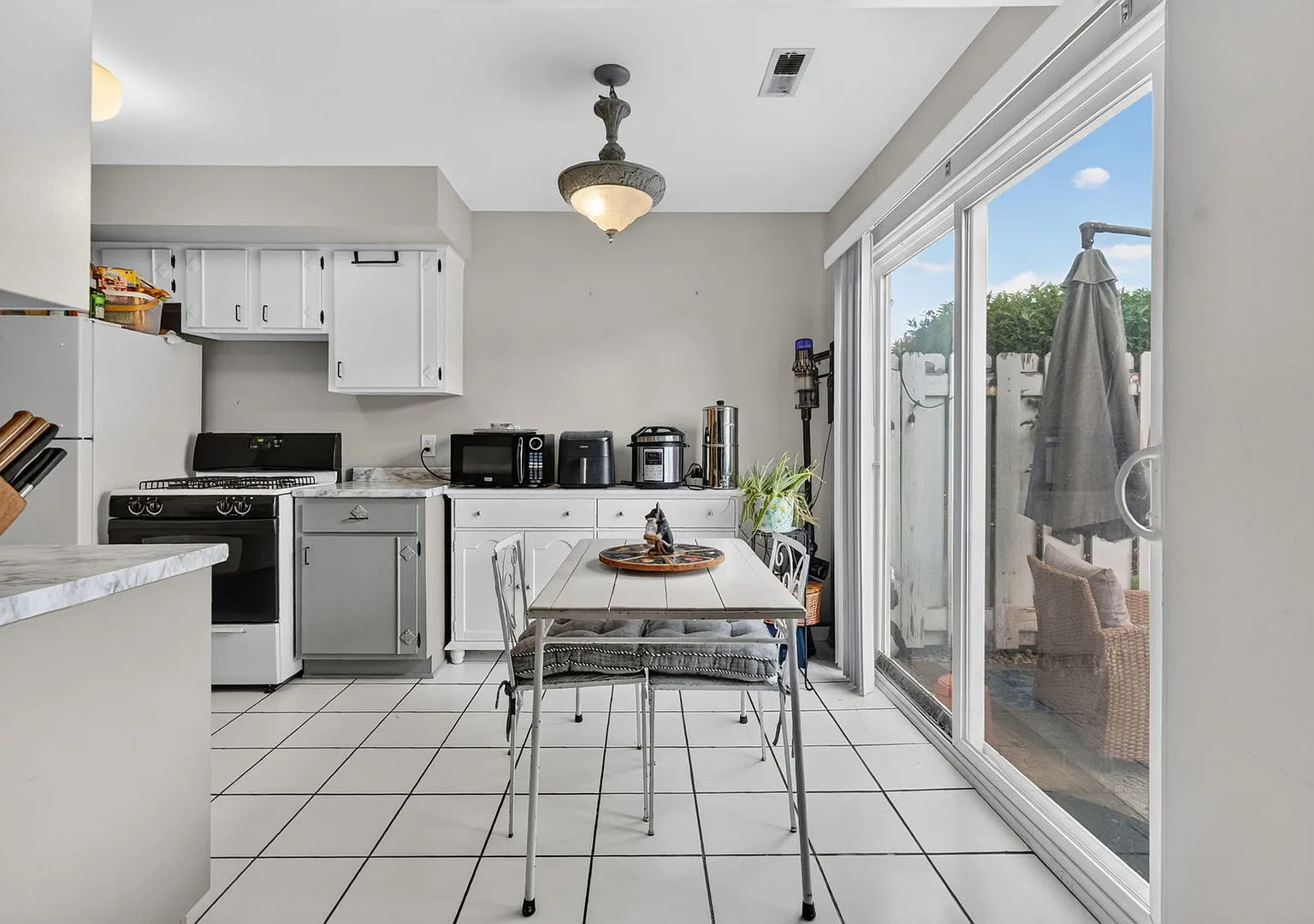 2 bed, 1.5 bath, 850 sqft, $1,980 — Photo 1