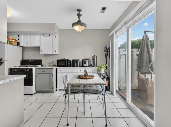 2303 Aster Dr #2303, Crest Hill, IL 60403