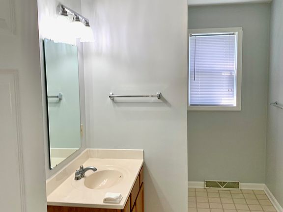 626 Eichelberger St - 1st Floor Full Bathroom