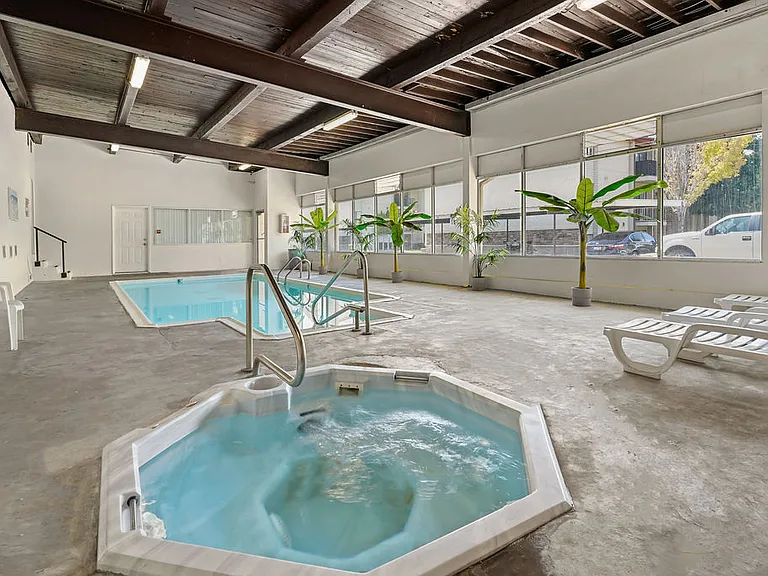 Regency Apartments — Photo 11