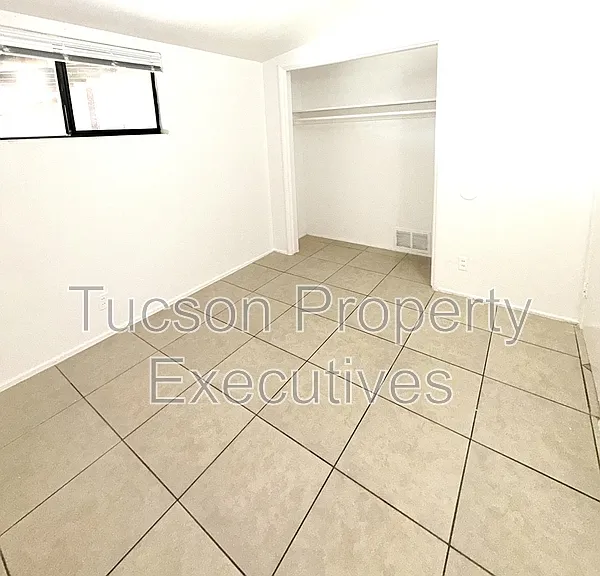 1646 N Beverly Ave — Photo 21