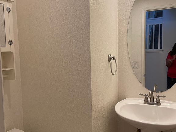 Half-bathroom / Powder room